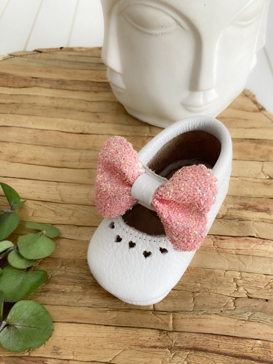 Pembe Taşlı Shine Serisi Beyaz Bebek Makosen Ayakkabısı
